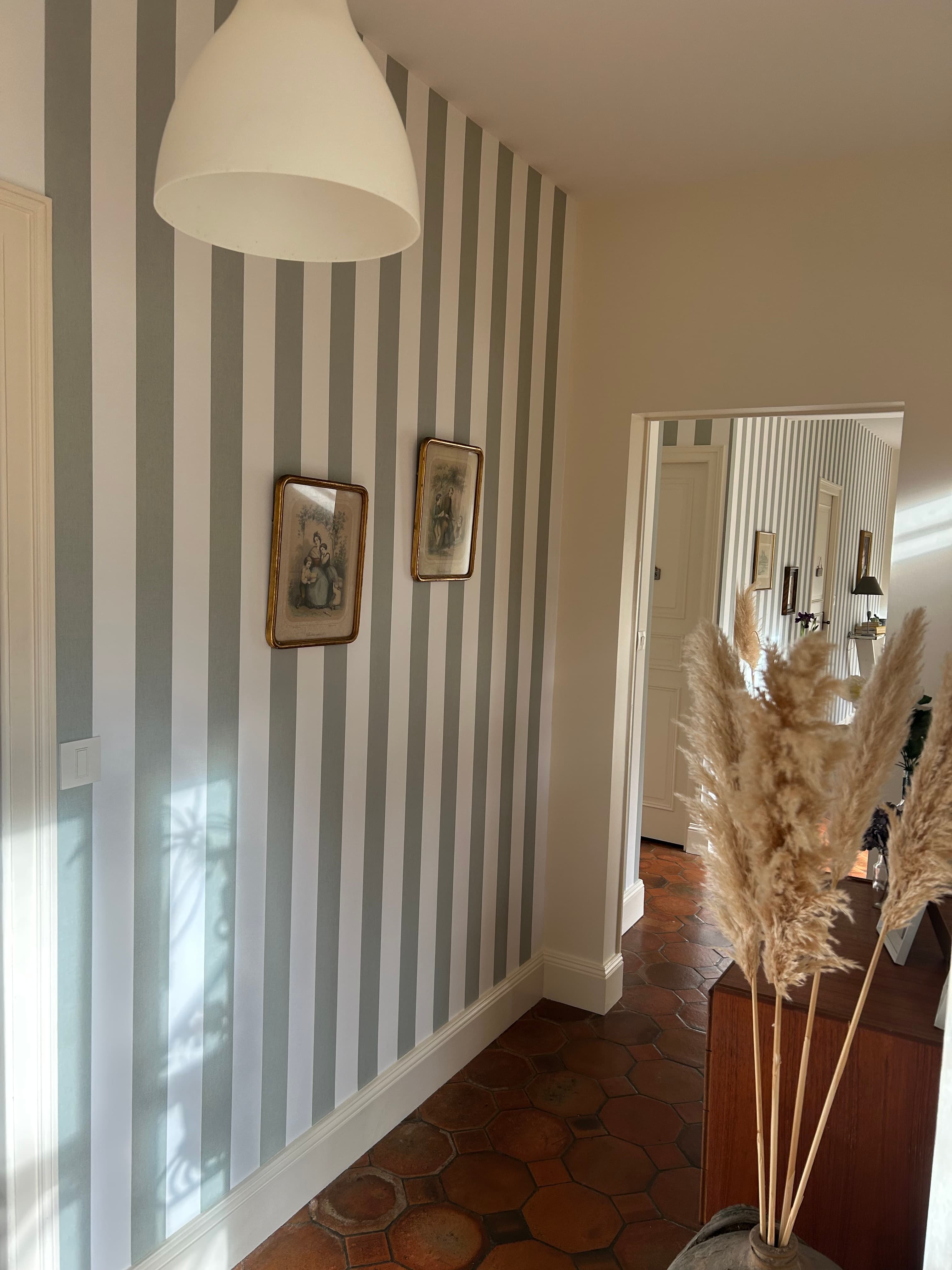 Pose de papier peint esprit cottage anglais - Peinture teintée blanc Croset