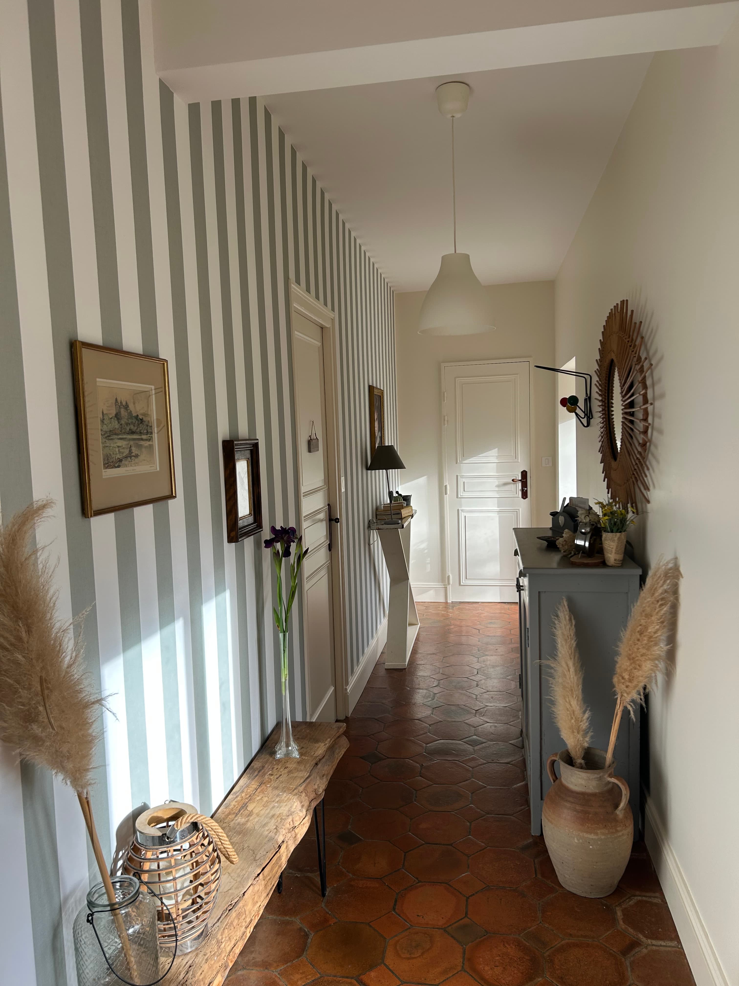 Pose de papier peint esprit cottage anglais - Peinture teintée blanc Croset