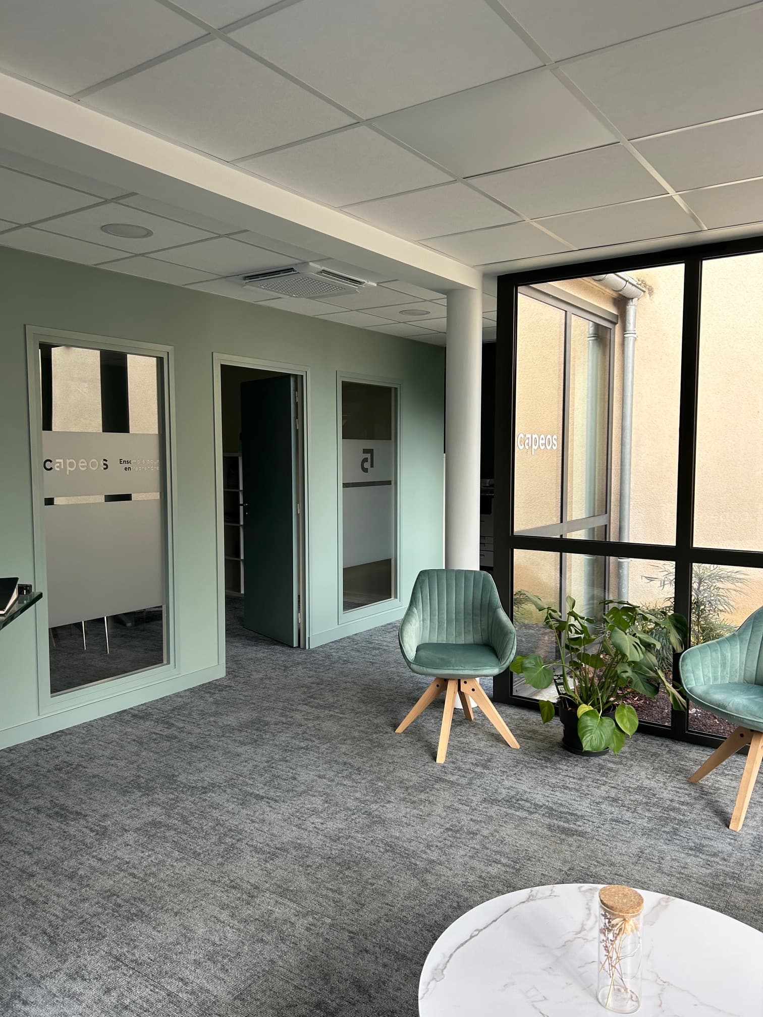 Pose de revêtement de sol textile et peinture