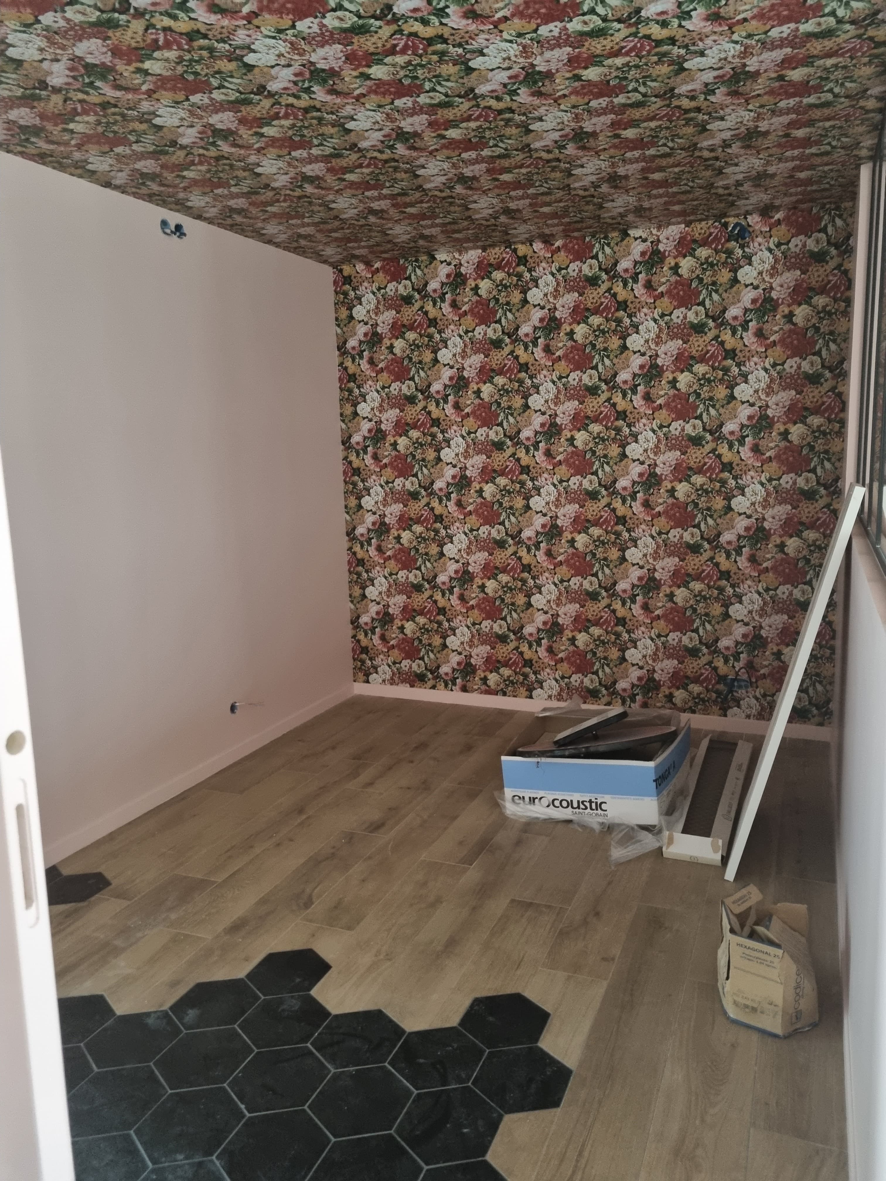 Pose de papier peint floral