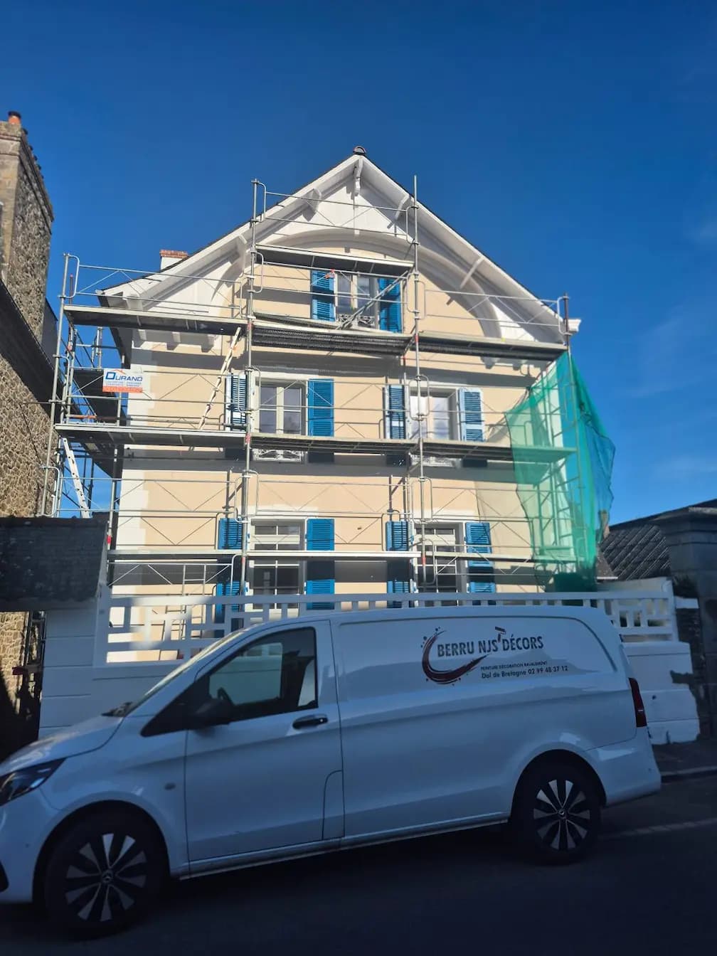 Façade avant de la villa cancalaise en cours de ravalement