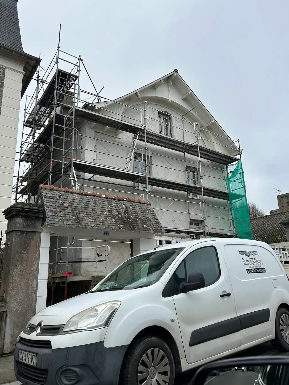 Façade avant et pignon de la villa cancalaise en cours de ravalement