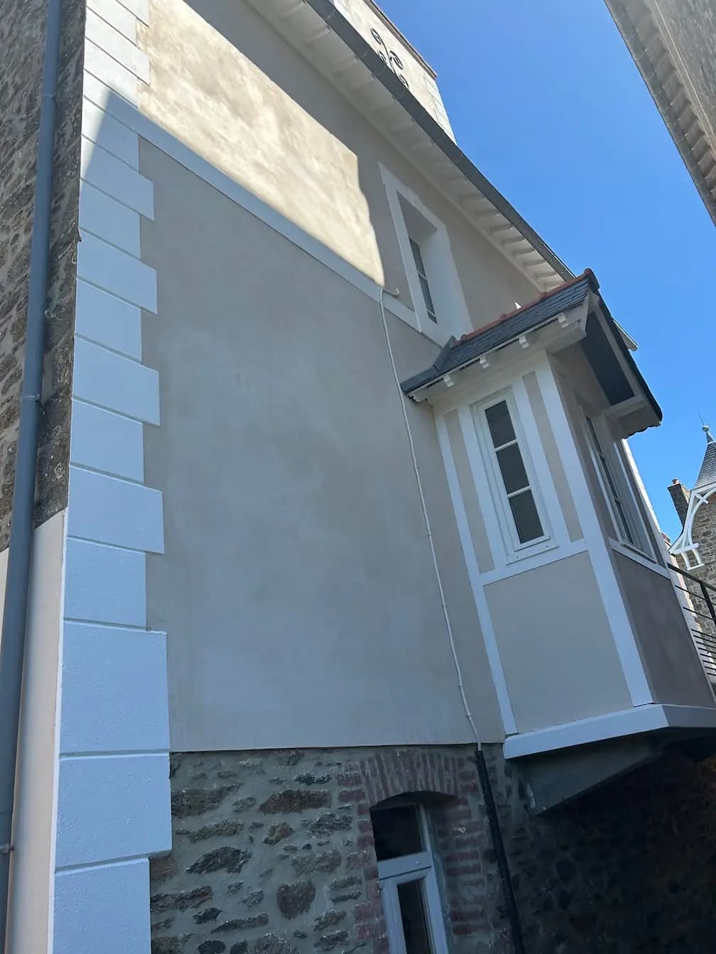 Vue d’ensemble du pignon de la villa cancalaise après rénovation